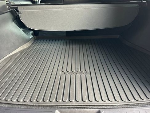 Used 2022 Toyota Venza LE image 15