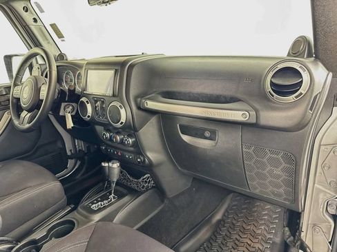 Used 2013 Jeep Wrangler Unlimited Sahara w/ Connectivity Group AWD/4WD image 32