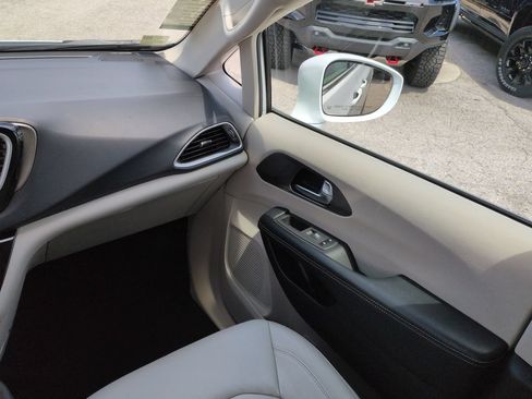 Used 2021 Chrysler Pacifica Touring-L FWD image 17