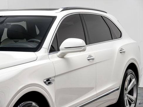 Used 2019 Bentley Bentayga image 27