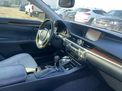 Used 2014 Lexus ES 350 w/ Luxury Package FWD image 2
