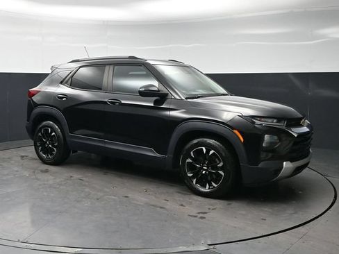 Used 2021 Chevrolet TrailBlazer LT w/ Convenience Package FWD image 3