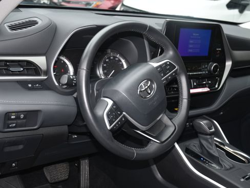 Certified 2024 Toyota Highlander LE image 9