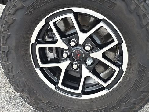 Used 2024 Jeep Gladiator Rubicon AWD/4WD image 12
