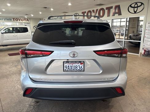 Used 2022 Toyota Highlander XLE AWD/4WD image 9