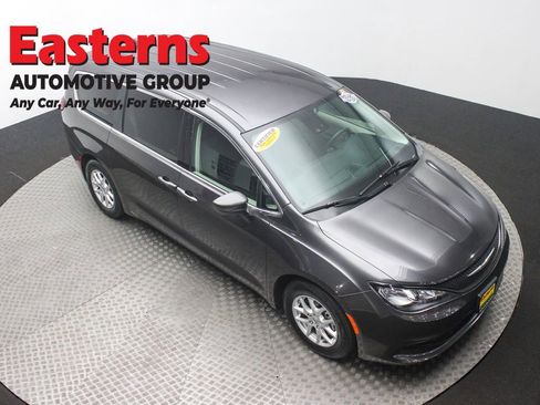 Used 2023 Chrysler Voyager LX image 3