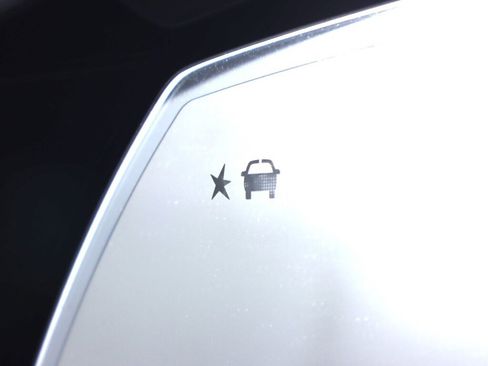 Used 2022 Chevrolet Suburban Z71 w/ Luxury Package image 31