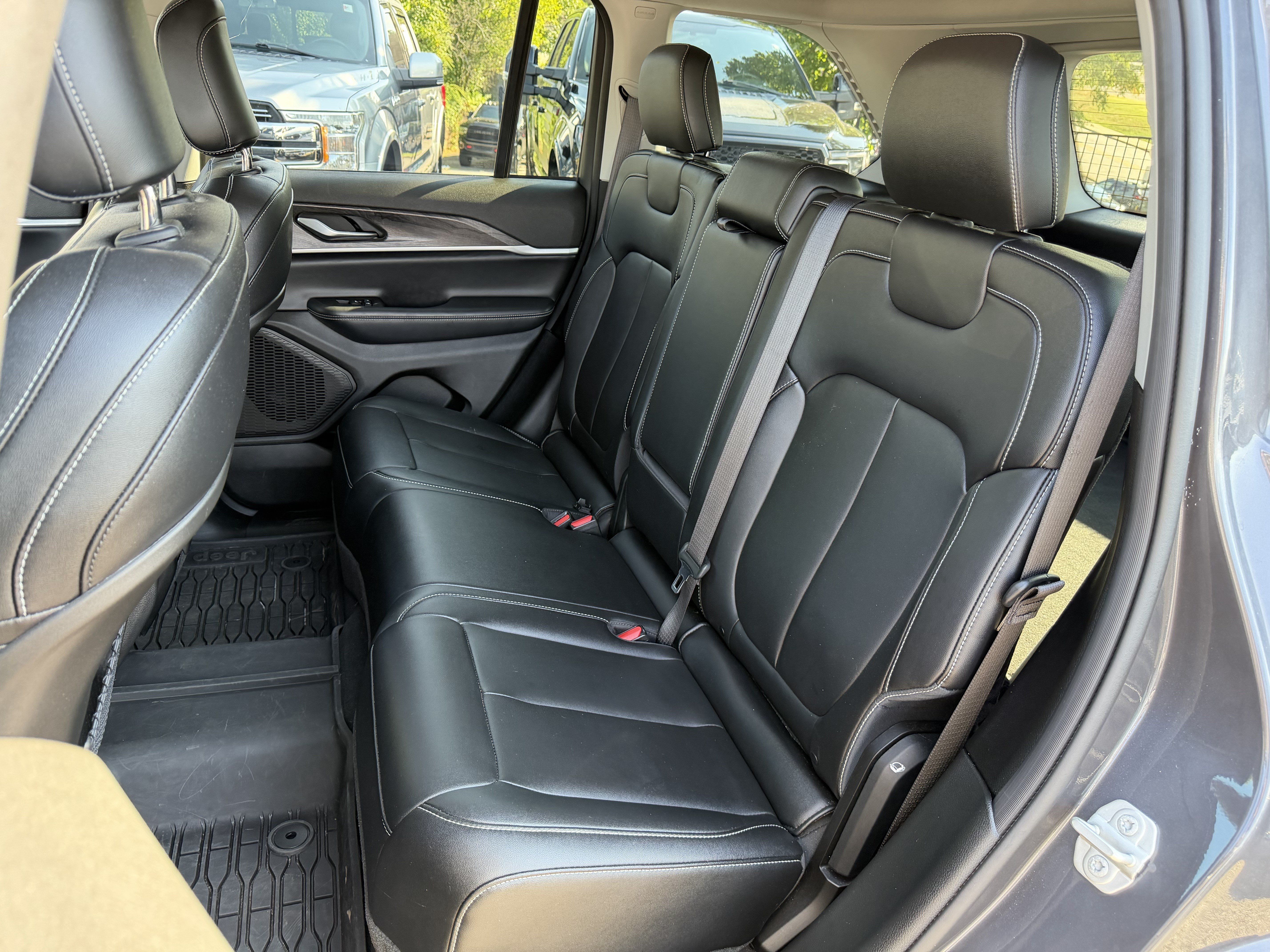 Used 2023 Jeep Grand Cherokee Limited AWD/4WD image 34