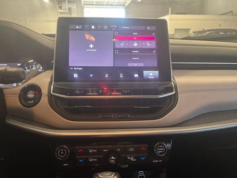 Used 2025 Jeep Compass Limited image 17