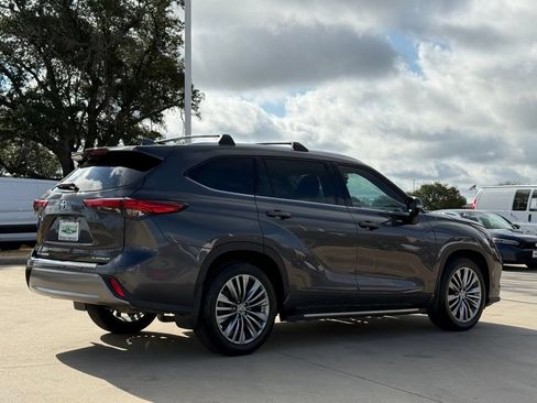 Used 2021 Toyota Highlander Platinum FWD image 4