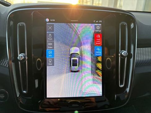 Used 2025 Volvo XC40 B5 Plus image 25