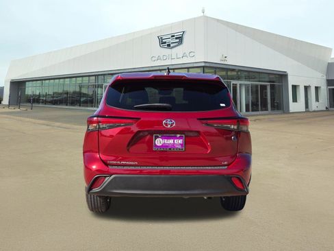 Used 2023 Toyota Highlander LE FWD image 5