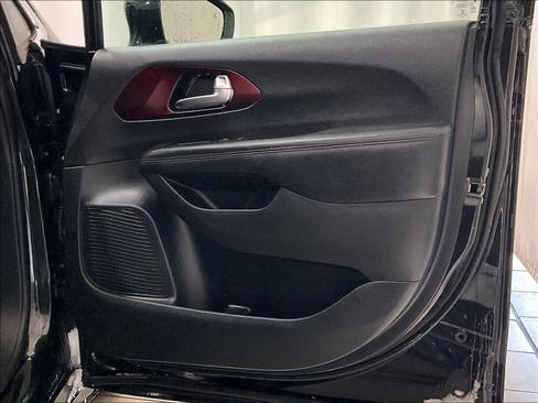 Used 2020 Chrysler Pacifica Touring-L image 12