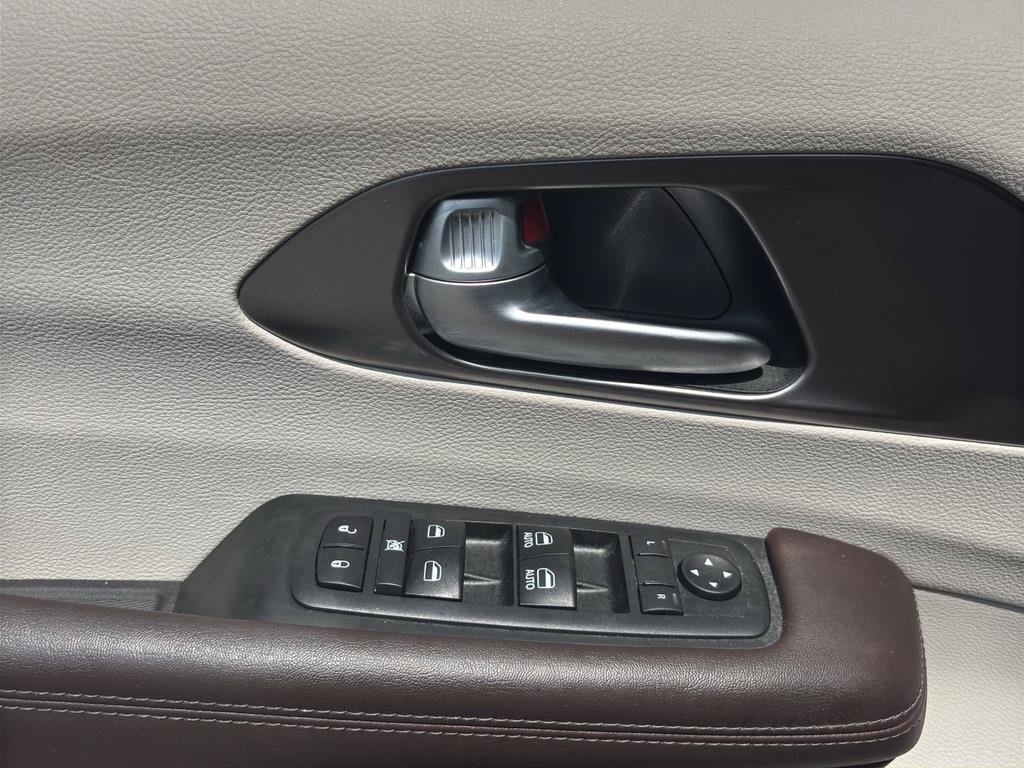 Used 2017 Chrysler Pacifica Touring-L w/ Tire & Wheel Group FWD image 18
