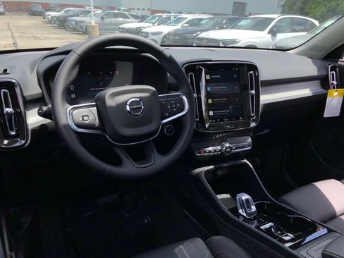 Used 2025 Volvo XC40 B5 Plus w/ Protection Package Premier AWD/4WD image 8