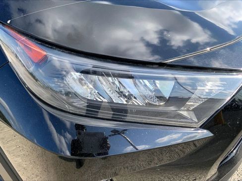 Used 2021 Toyota RAV4 LE image 28