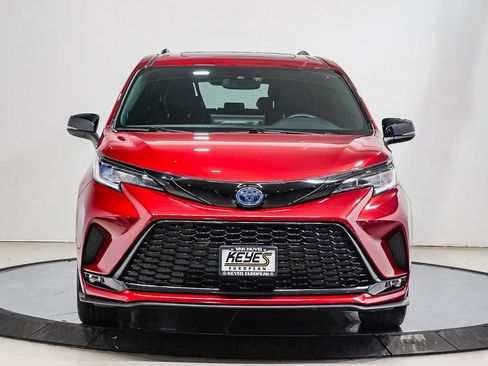 Used 2025 Toyota Sienna XSE image 6