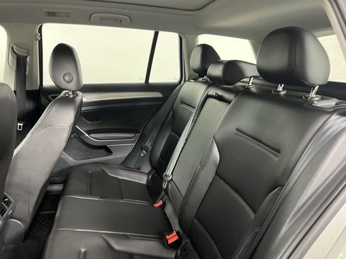 Used 2016 Volkswagen Golf S image 14