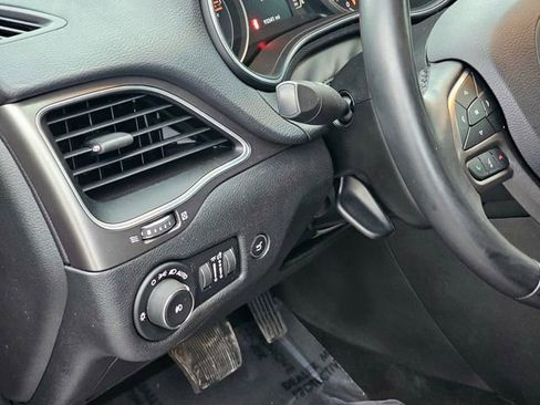 Used 2019 Jeep Cherokee Latitude Plus w/ Comfort/Convenience Group image 17