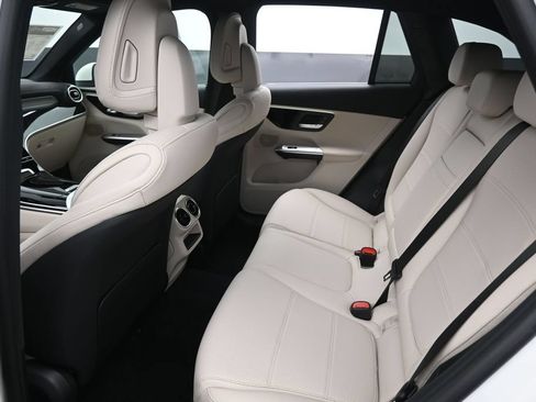 Used 2025 Mercedes-Benz GLC 300 4MATIC image 26
