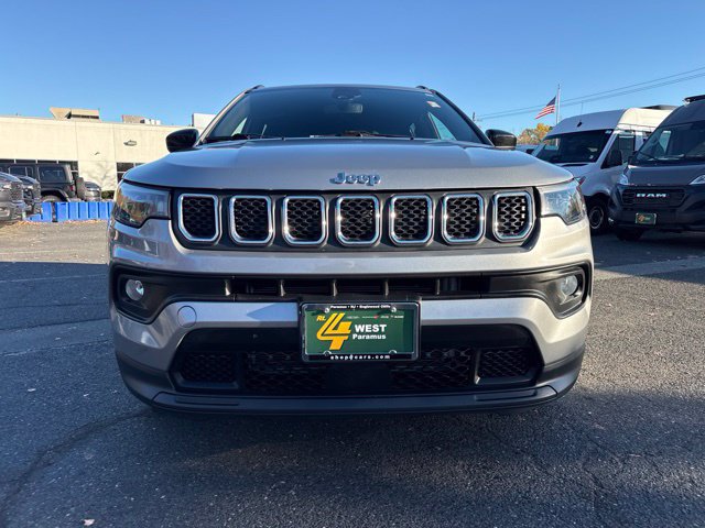 Used 2023 Jeep Compass Latitude AWD/4WD image 2