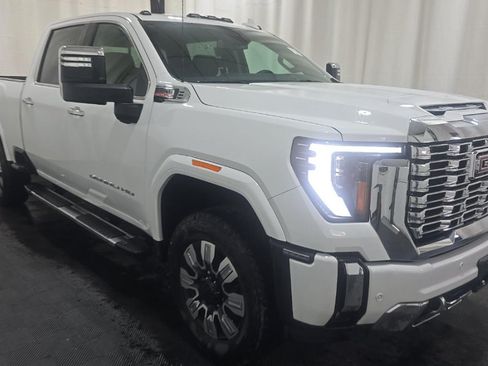 Used 2025 GMC Sierra 3500 Denali AWD/4WD image 3