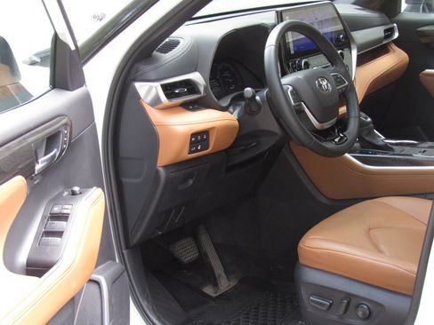 Used 2026 Toyota Highlander Limited AWD/4WD image 8