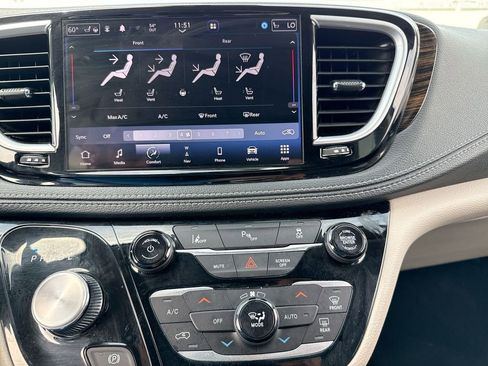 Used 2023 Chrysler Pacifica Limited image 19