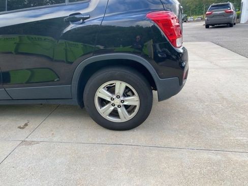 Used 2022 Chevrolet Trax LS w/ Tint and Cruise Package AWD/4WD image 13