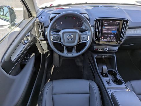 Used 2026 Volvo XC40 B4 Core image 18