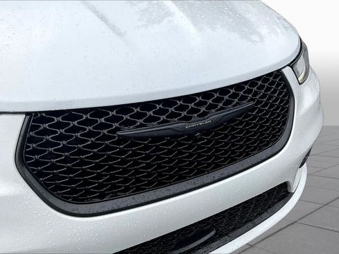 Used 2024 Chrysler Pacifica Premium FWD image 30