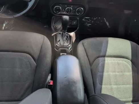 Used 2017 Jeep Renegade Altitude FWD image 21