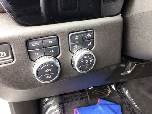 Used 2024 GMC Sierra 2500 SLT w/ SLT Premium Package image 18