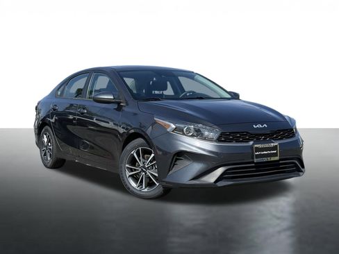 Used 2022 Kia Forte LXS image 2