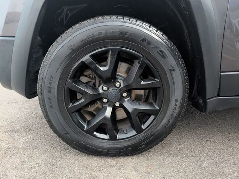 Used 2017 Jeep Cherokee Trailhawk w/ Comfort/Convenience Group image 4