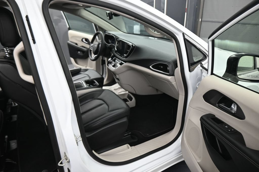 Used 2024 Chrysler Pacifica Limited FWD image 45