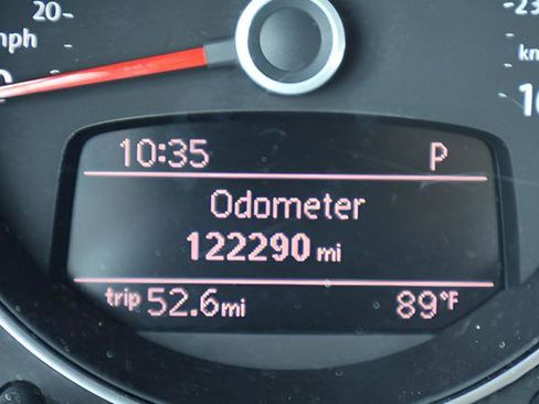 Used 2015 Volkswagen Beetle 1.8T Classic FWD image 2