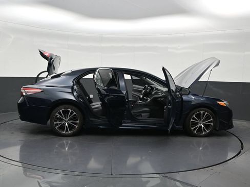 Used 2018 Toyota Camry SE w/ Moonroof Package FWD image 32
