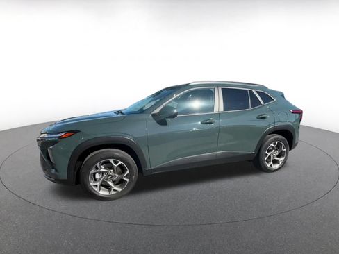 Used 2025 Chevrolet Trax LT FWD image 7