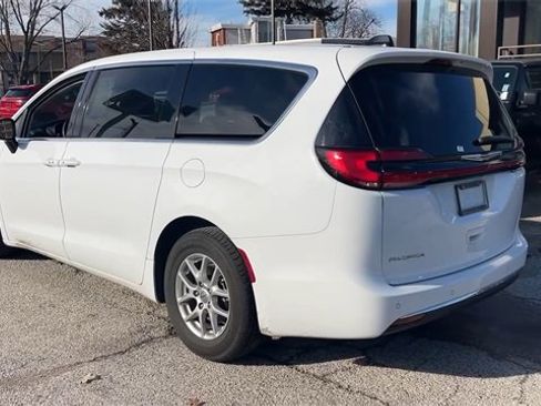 Used 2024 Chrysler Pacifica Touring-L image 4