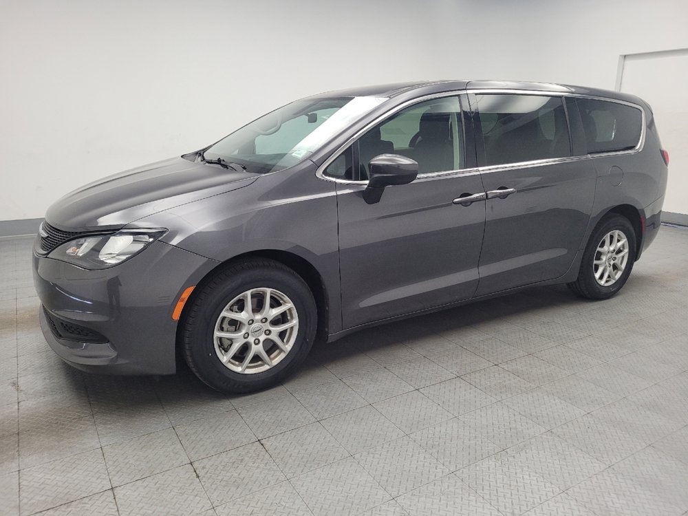 Used 2022 Chrysler Voyager LX FWD image 2