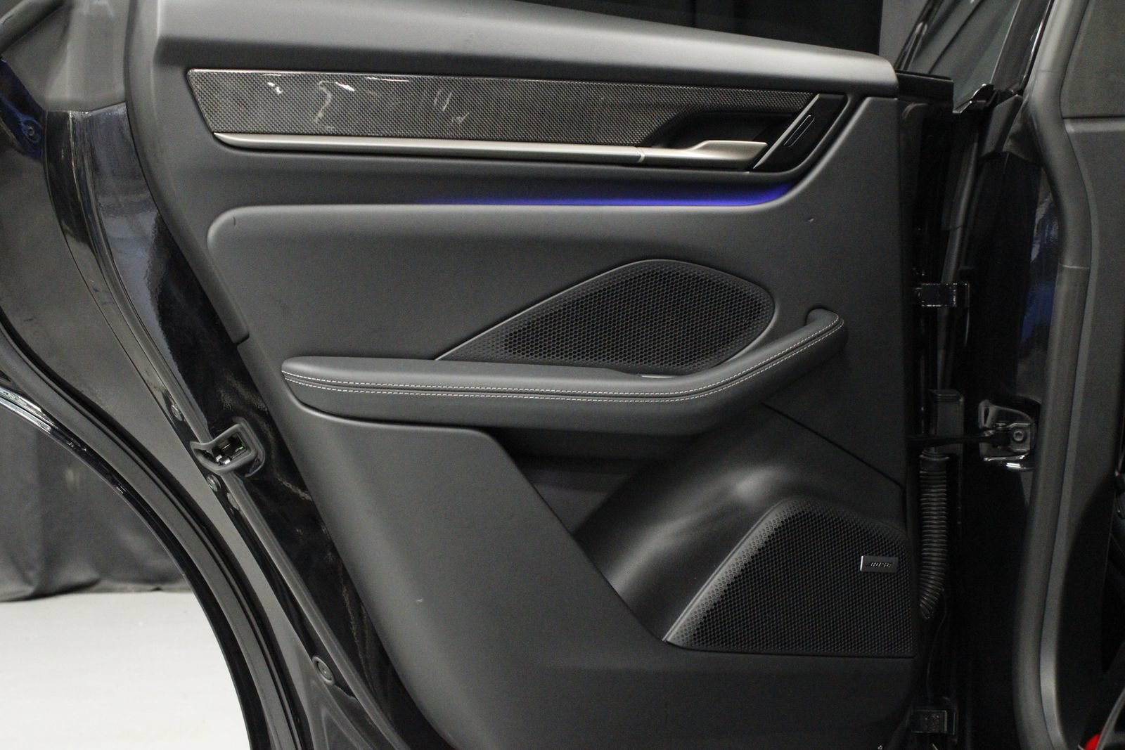 Certified 2025 Porsche Macan Turbo Electric AWD/4WD image 16