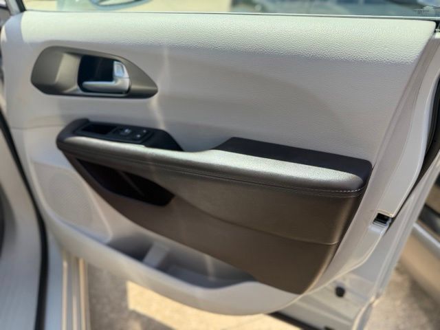 Used 2017 Chrysler Pacifica Touring-L FWD image 14