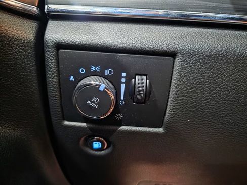 Used 2020 Jeep Grand Cherokee Limited AWD/4WD image 18