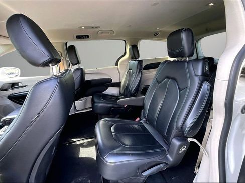 Used 2021 Chrysler Pacifica Touring-L FWD image 22