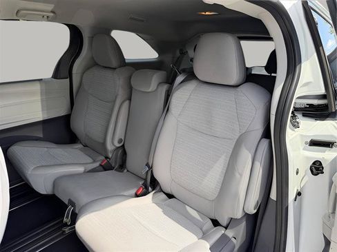 Used 2021 Toyota Sienna LE FWD image 28