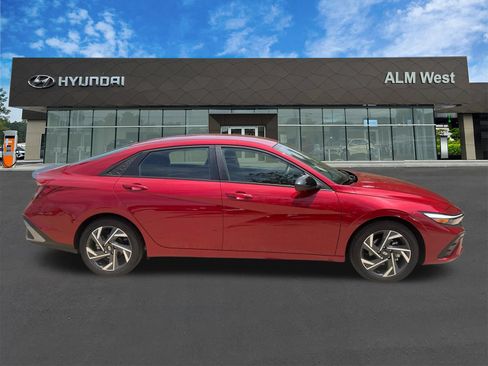 Used 2025 Hyundai Elantra Sport FWD image 4