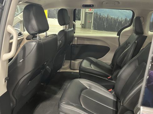 Used 2024 Chrysler Pacifica Select image 14