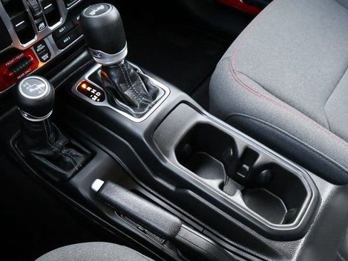 Used 2025 Jeep Wrangler Unlimited Rubicon image 32