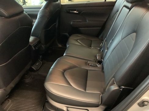 Used 2023 Toyota Highlander XLE AWD/4WD image 10